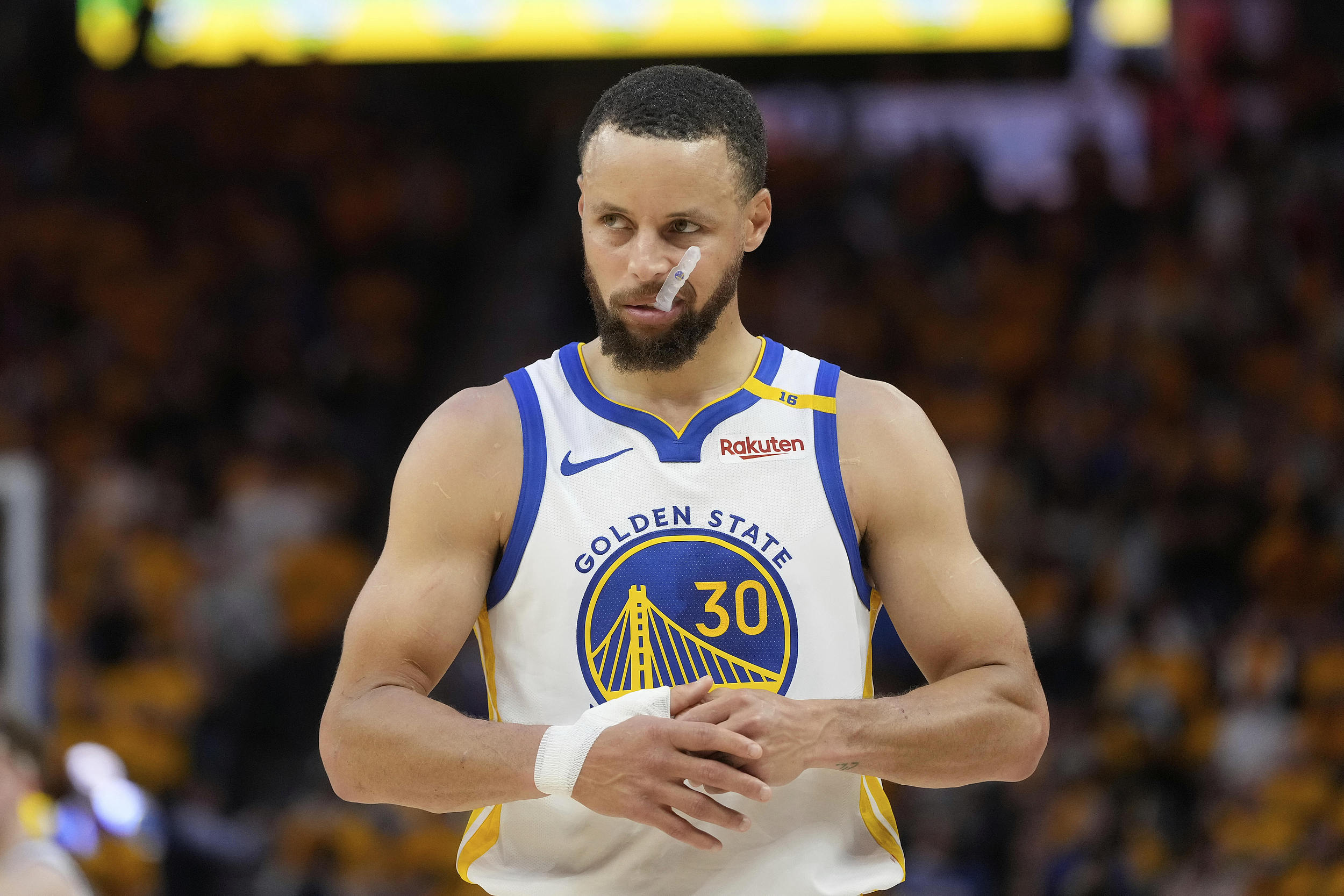 kaiyun-NBA总经理调查：库里当选最佳领袖，字母哥和文班最全能