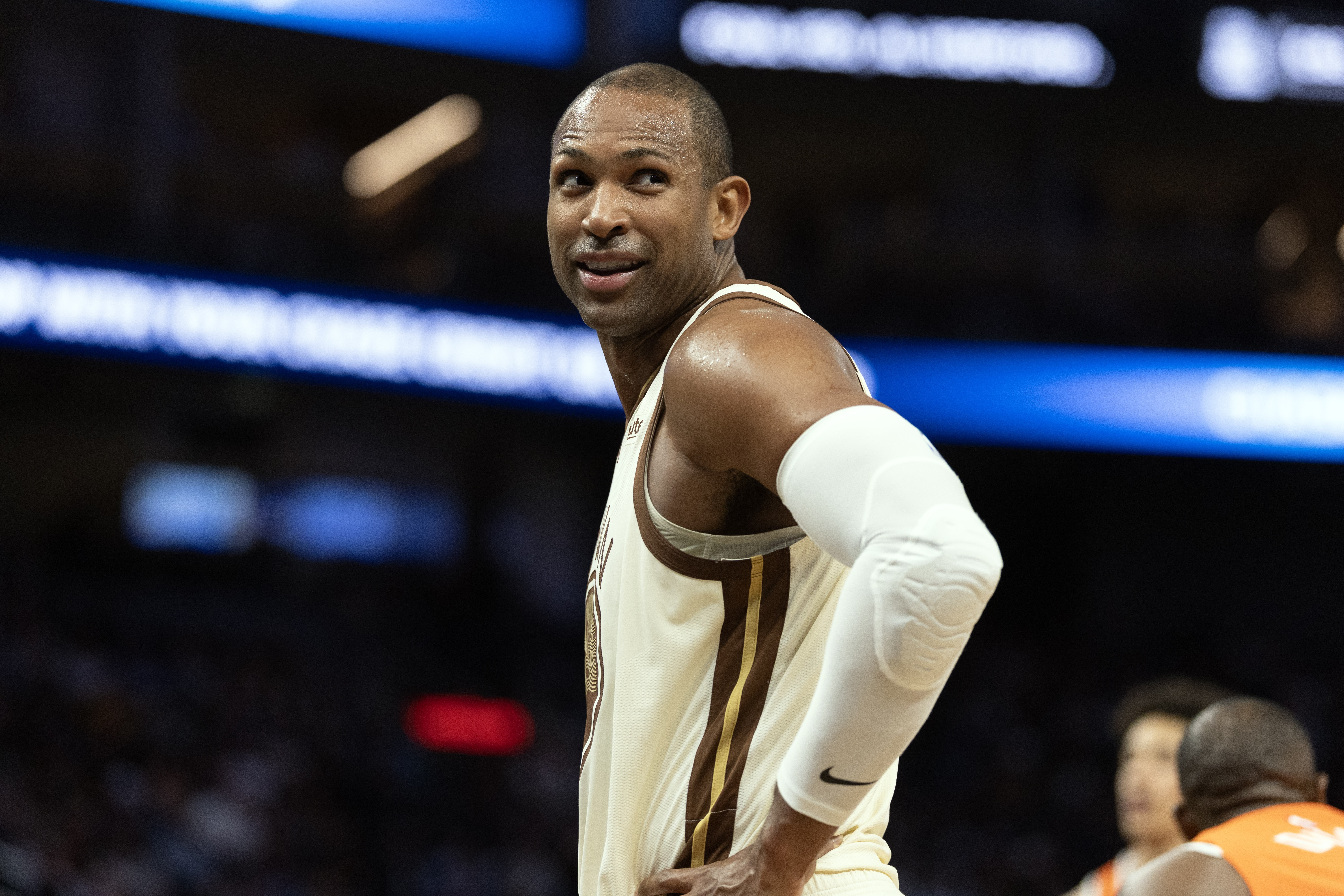 开云APP-金州伤病梦魇！巴特勒ACL报销 穆迪恐怖膝伤 库里跑步膝归期未定